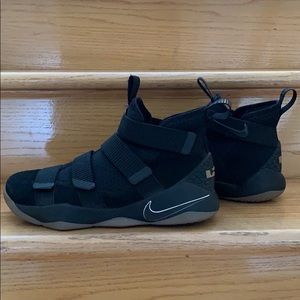 Nike Lebron solider 11 black gum basketball shoes